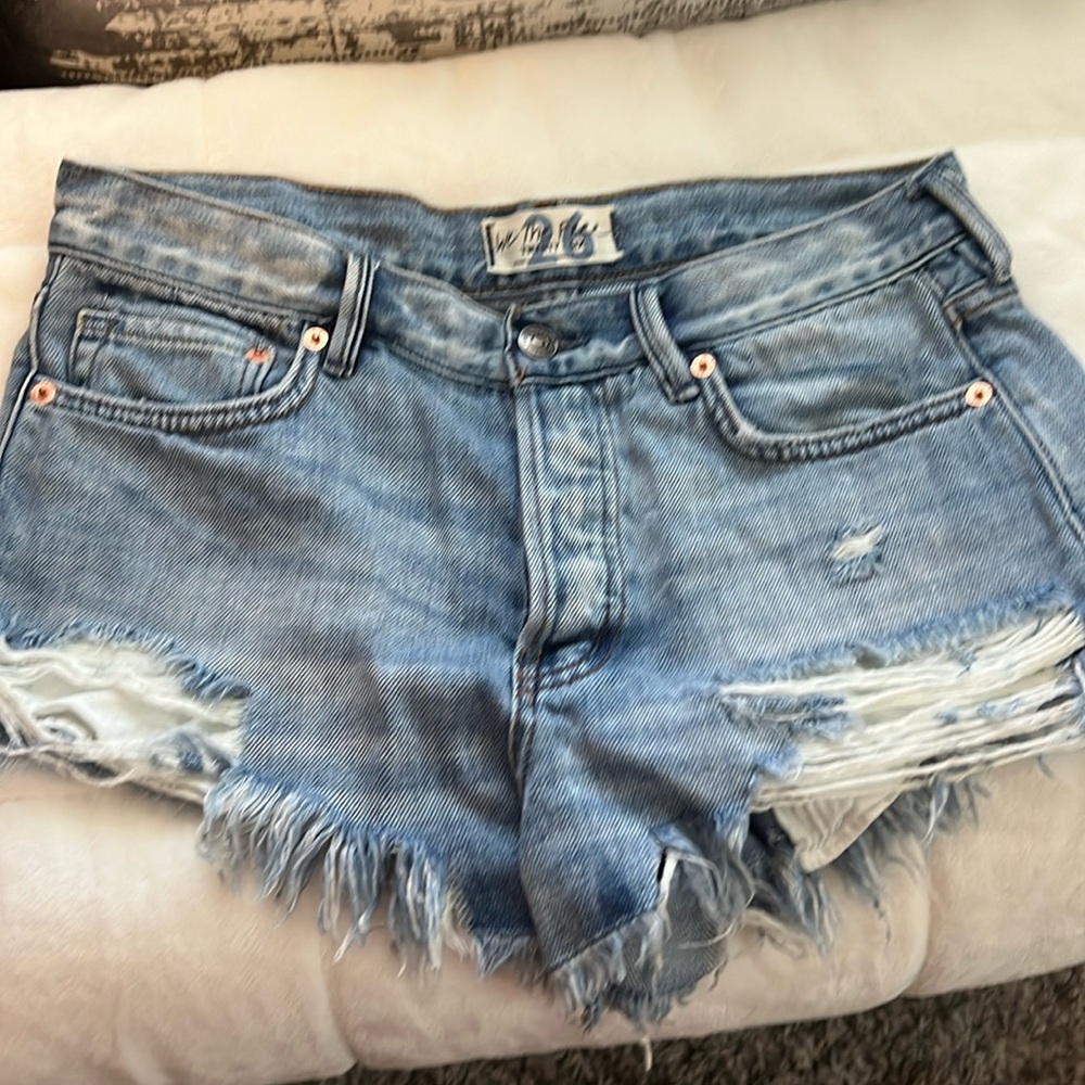 Free people “We The Free” frayed hem shorts faded blue jeans-Sz 26